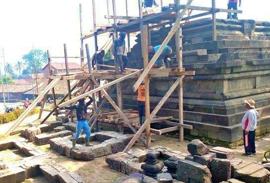 Pemugaran bebatuan candi lumbung di Magelang