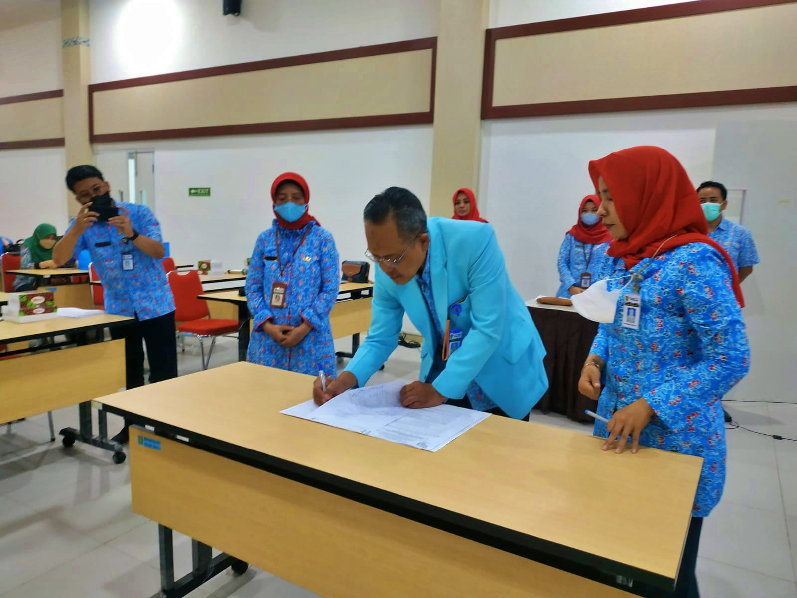 Penandatanganan naskah program SIRAJA (Sistem Informasi Rujukan Jejaring), home care, antar obat dan rujukan KIA, dalam meningkatkan pelayanan publik, Rumah Sakit Umum Daerah (RSUD) Muntilan_foto Al