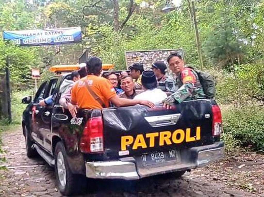 Petugas Gabungan saat evakuasi pendaki gunung lawu yang meninggal dunia