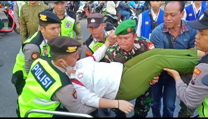 Petugas Polri dan TNI saat evakuasi peserta kirab Indonesia Tipitaka Chanting 2023 di Borobudur
