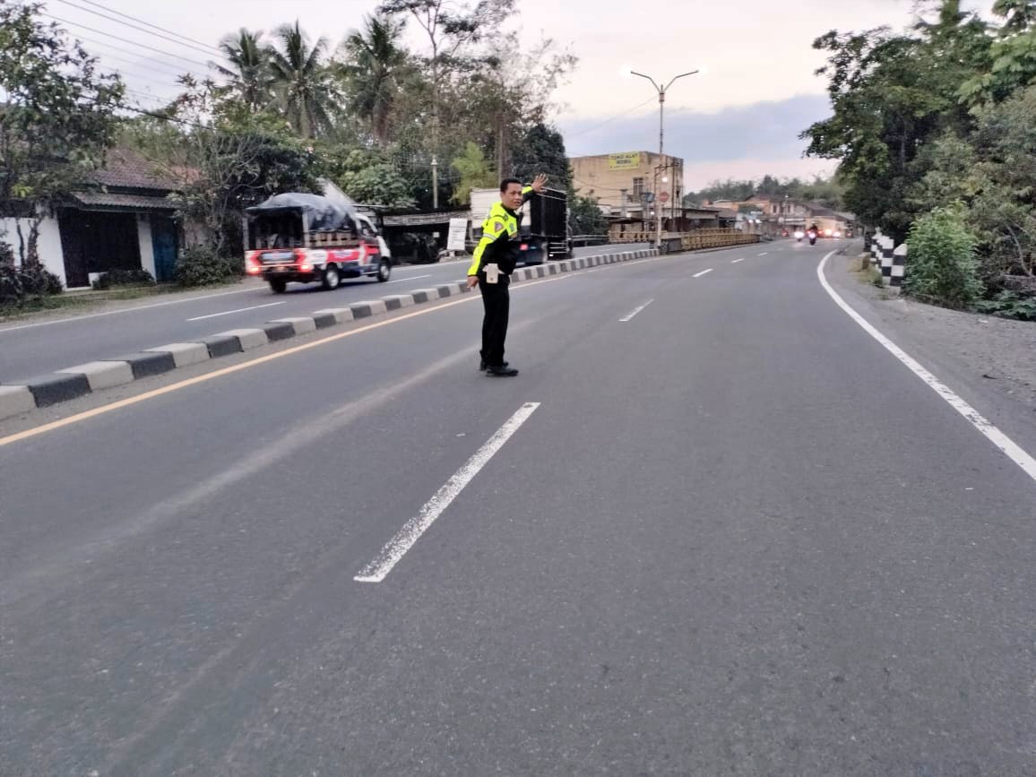 Petugas Satlantas Polresta Magelang saat olah TKP Kecelakaan tiga sepeda motor di Sucen Salam magelang