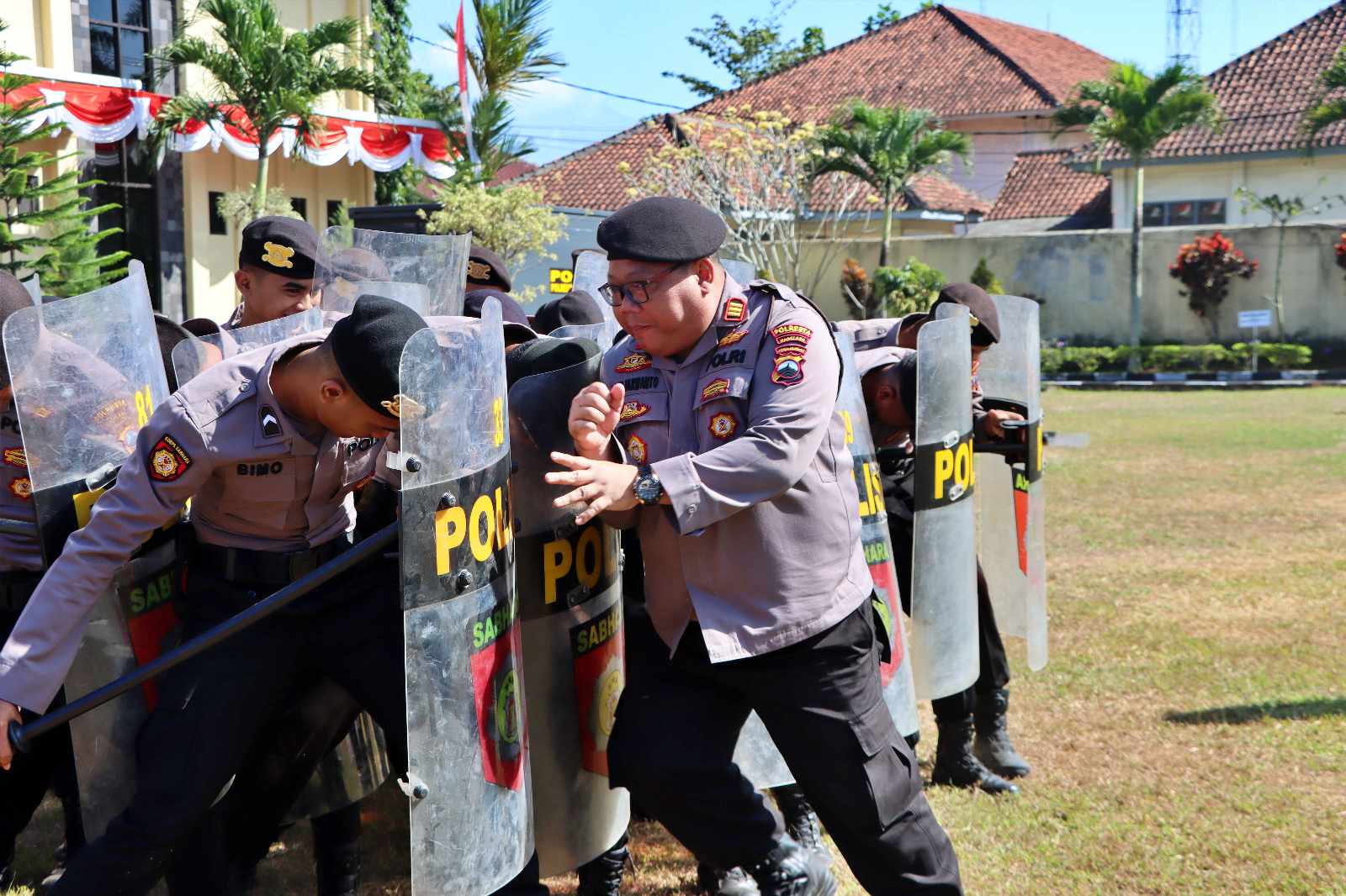 Polresta Magelang menggelar latihan Pengendalian Massa (Dalmas)
