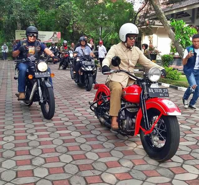 Ridwan Kamil bersama Bupati Magelang saat touring motor antik di kawasan Borobudur Magelang