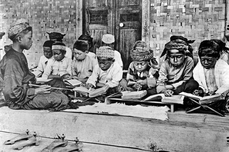 Santri saat mengaji di sebuah Pondok Pesantren zaman dahulu_foto istimewa