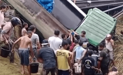 Truk Tangki Pengangkut CPO Terguling ke Parit