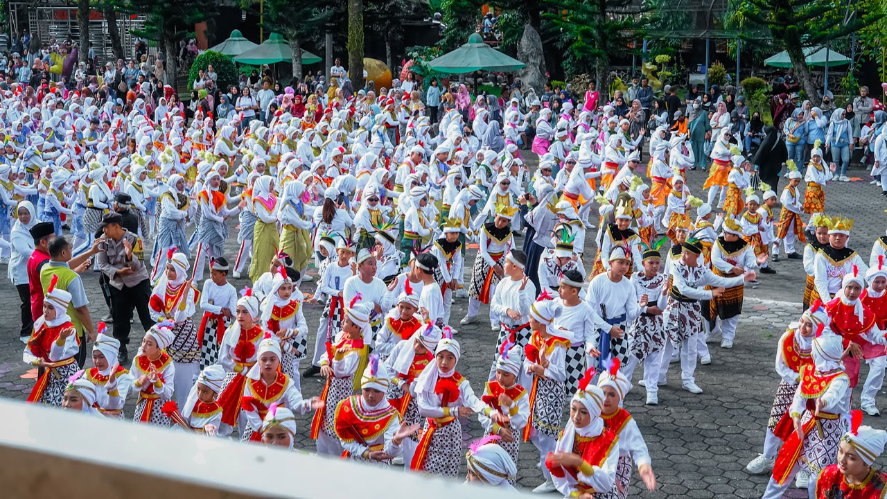 Ribuan Pelajar Pentas “Tari Kuntulan” di TKL Ecopark Kota Magelang