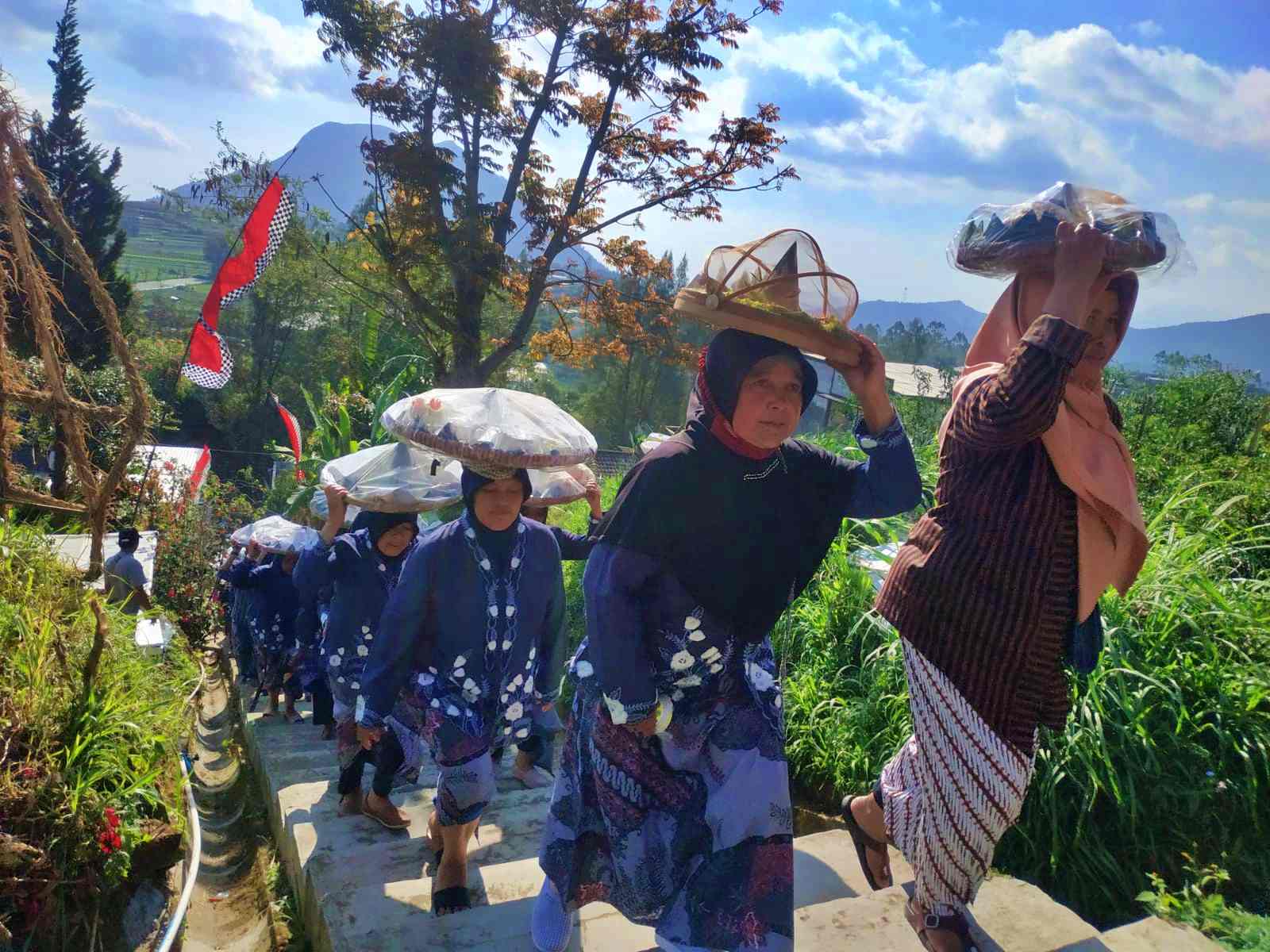 Warga lereng merbabu magelang kirab 1000 tumpeng sambut tahun baru islam