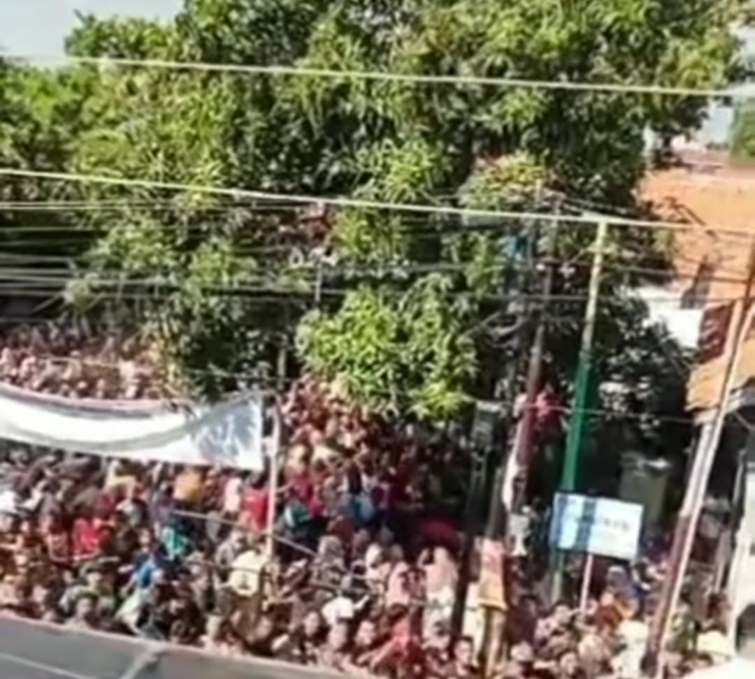 Pengusaha Batik di Pekalongan Sebar Uang Rp35 Juta untuk Tasyakuran Anak