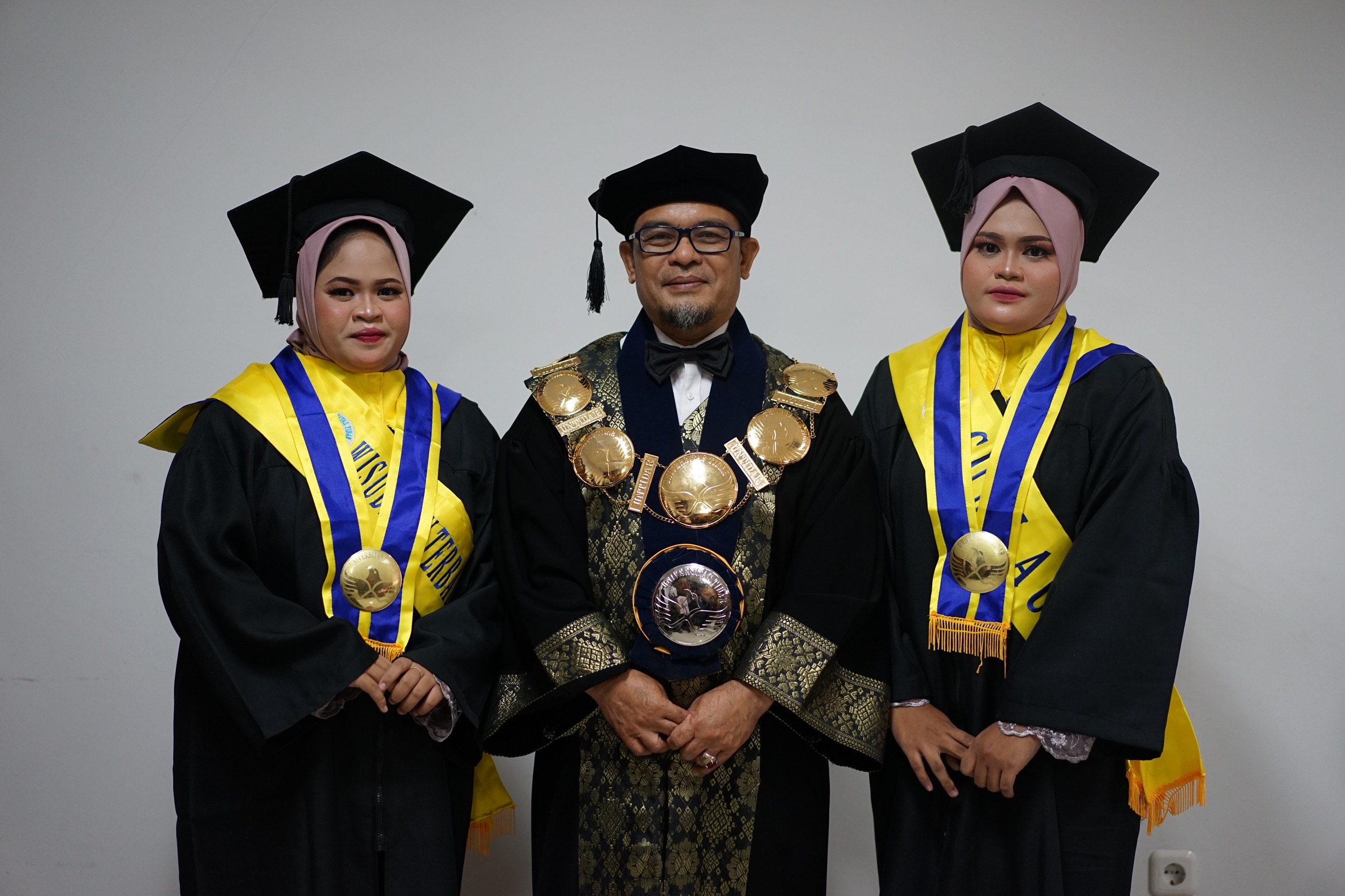 Mahasiswi Kembar Untidar Kompak Lulus Bareng dan Dapat Predikat Cumlaude