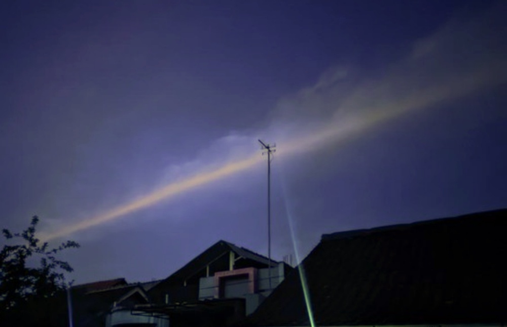 fenomena unik langit seperti terbelah cahaya warna oranye_foto detik