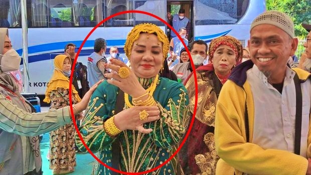 jamaah haji bergelimang emas di tubuh setelah pulang dari makkah