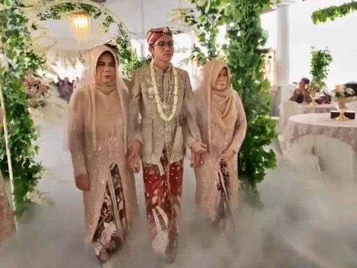pengantin pria diapit ibu dan mertua karena pengantin wanita meninggal dunia_foto tangkapan video viral tiktok