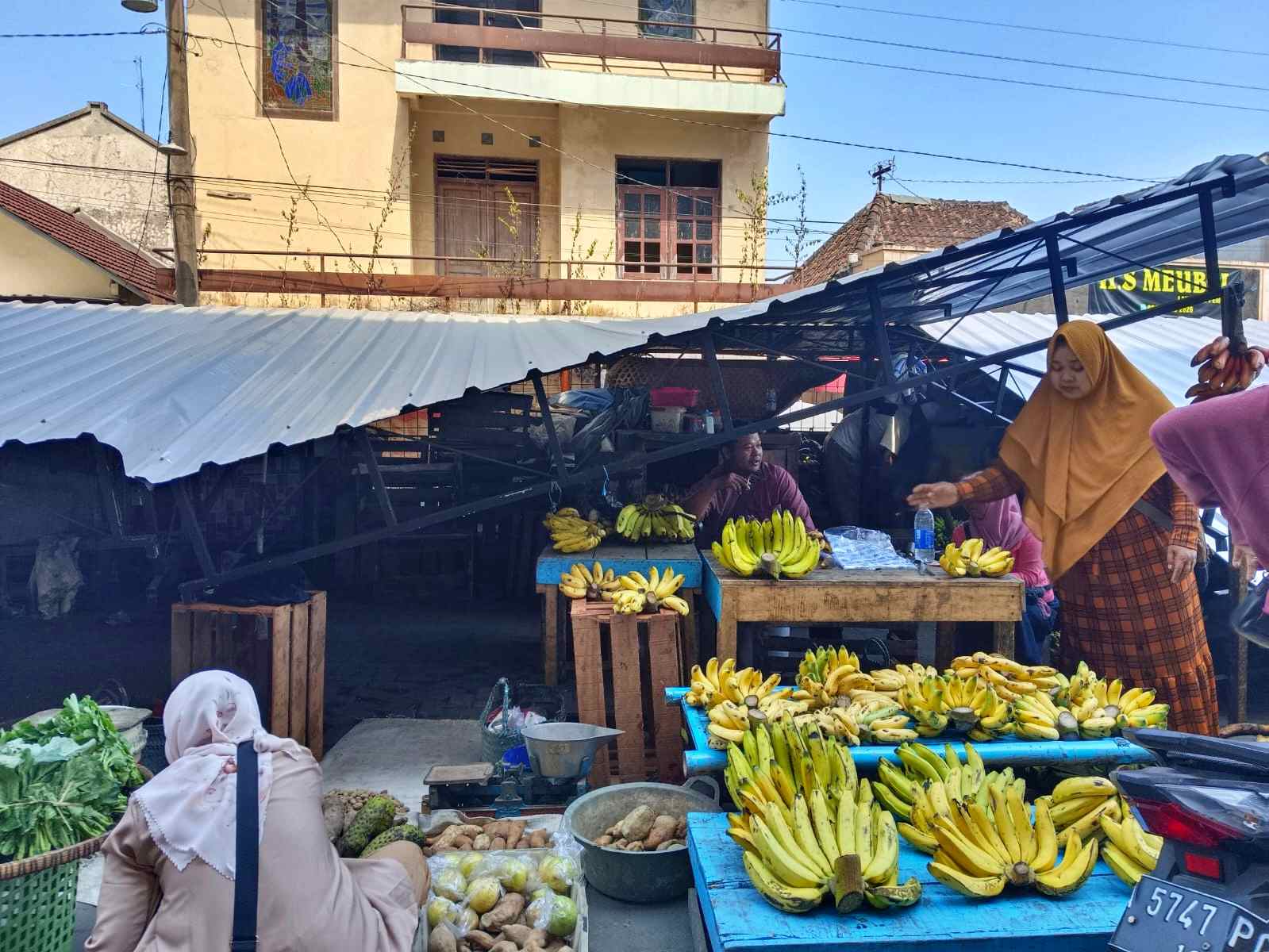 salah satu lapak yang tratak dirobohkan paksa di luar Pasar Muntilan_foto bsn