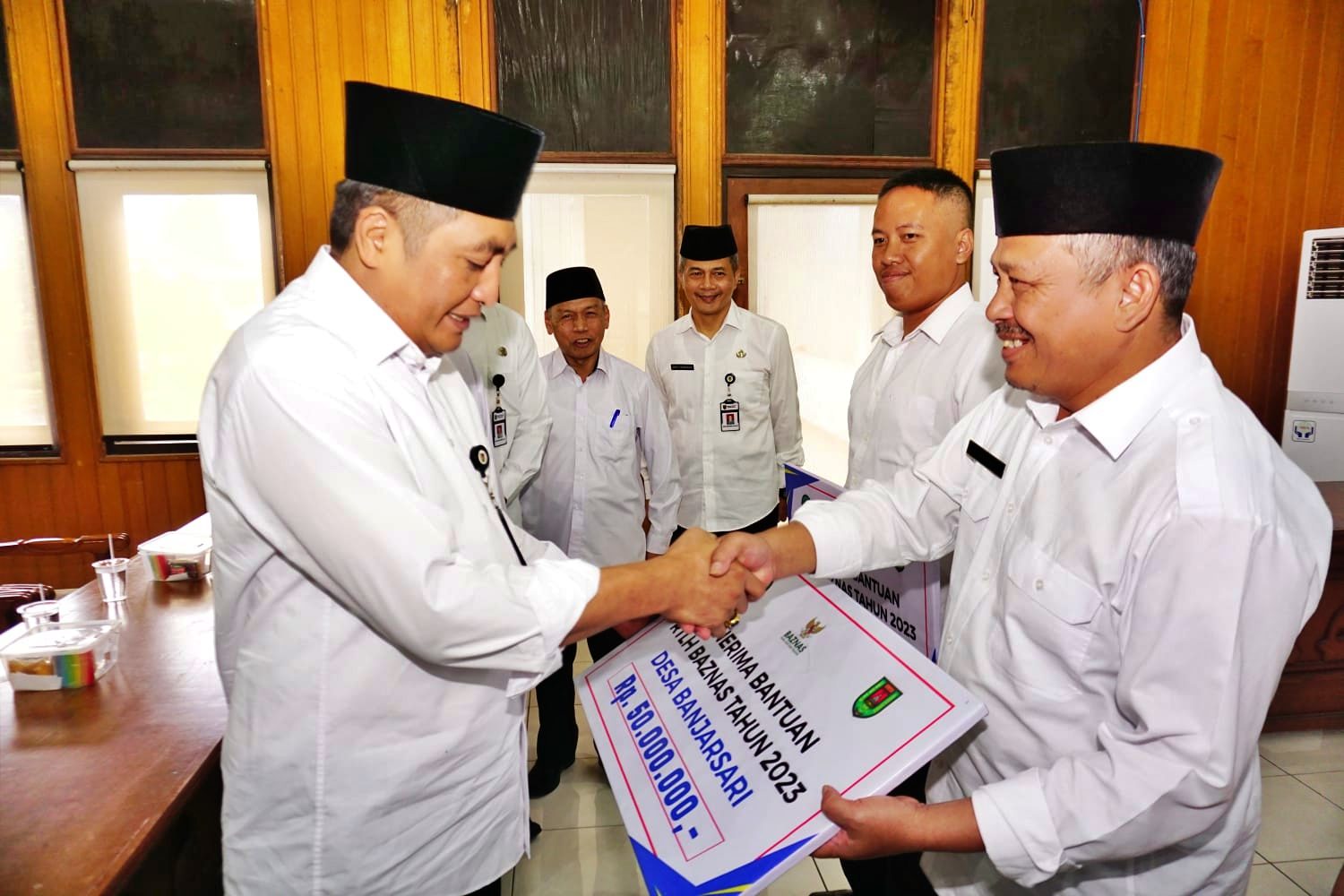 simbolis pemberian bantuan Rumah Tidak Layak Huni (RTLH) dan santunan anak yatim piatu oleh Pemkab Magelang