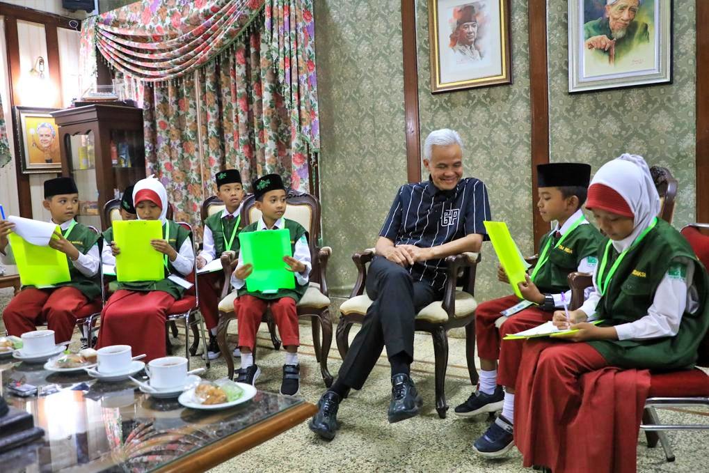 7 siswa MI ini temui Ganjar Pranowo di rumah dinasnya