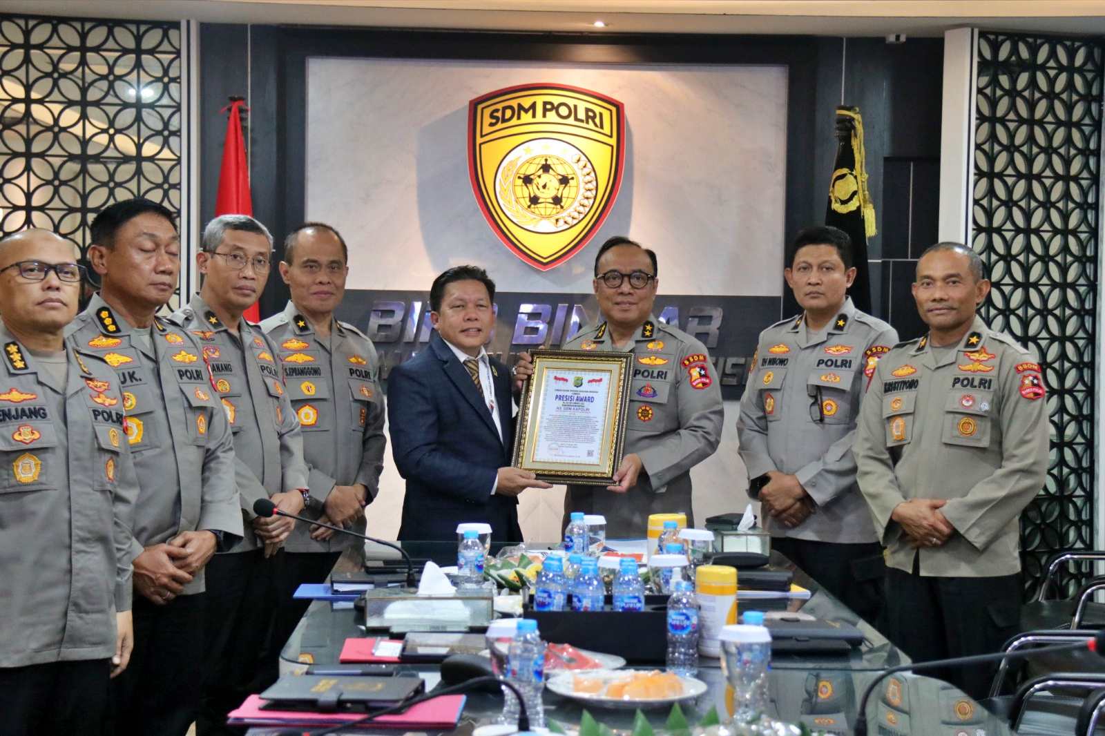 Asisten Kapolri bidang Sumber Daya Manusia (As SDM) Irjen Dedi Prasetyo menerima penghargaan Presisi Award dari Lembaga Kajian Strategis Kepolisian Indonesia (Lemkapi)