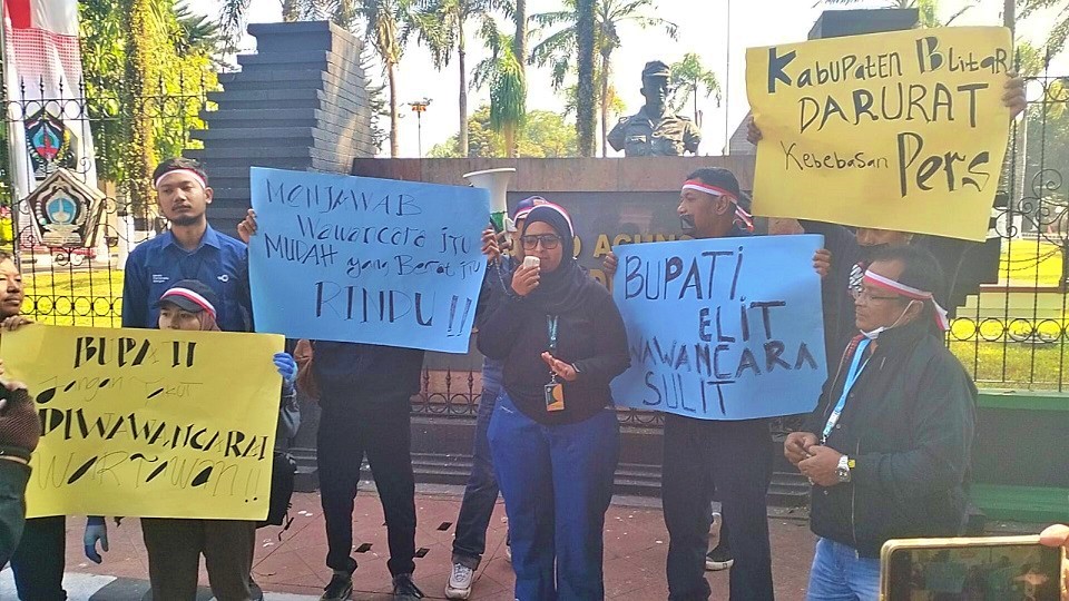 Belasan Wartawan demo Bupati Blitar_foto SMNNews