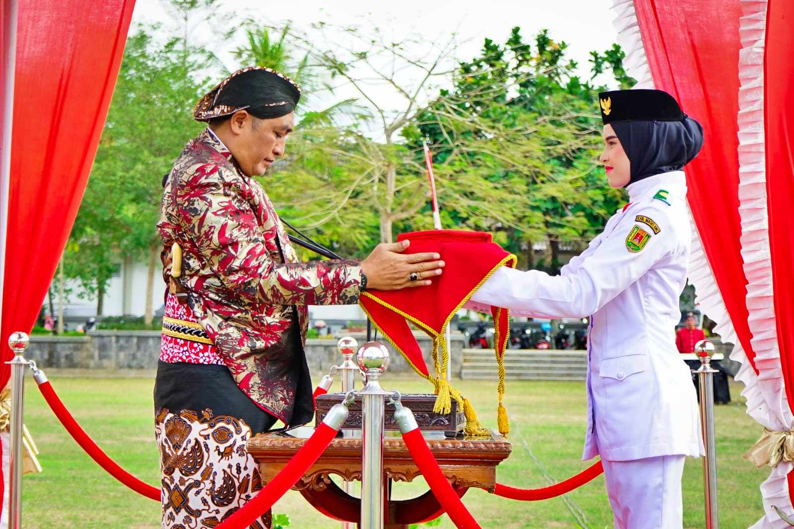 Bupati Magelang berbalut busana adat jawa saat Upacar HUT RI ke 78