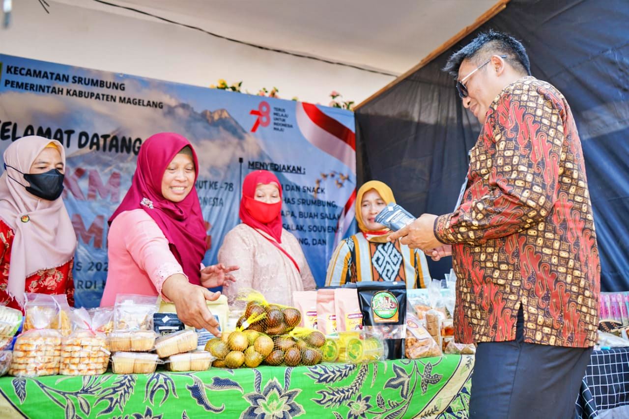 Bupati Magelang saat kunjungi salah satu stand di Festival UMKM Kabupaten Magelang, Gebyar Semarak Gemilang 2023
