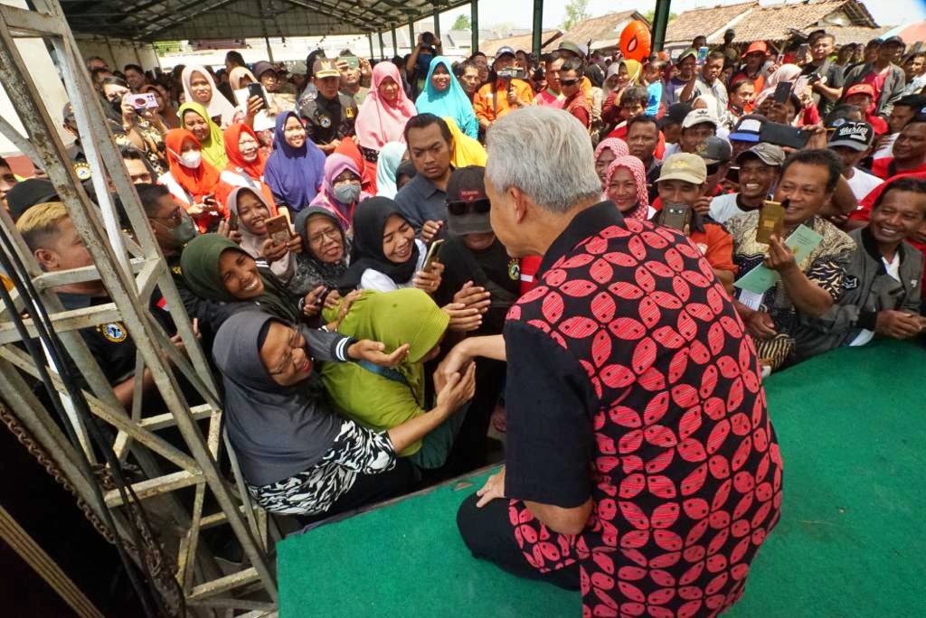 Ganjar Pranowo saat bermua pedagang bawang merah di Brebes
