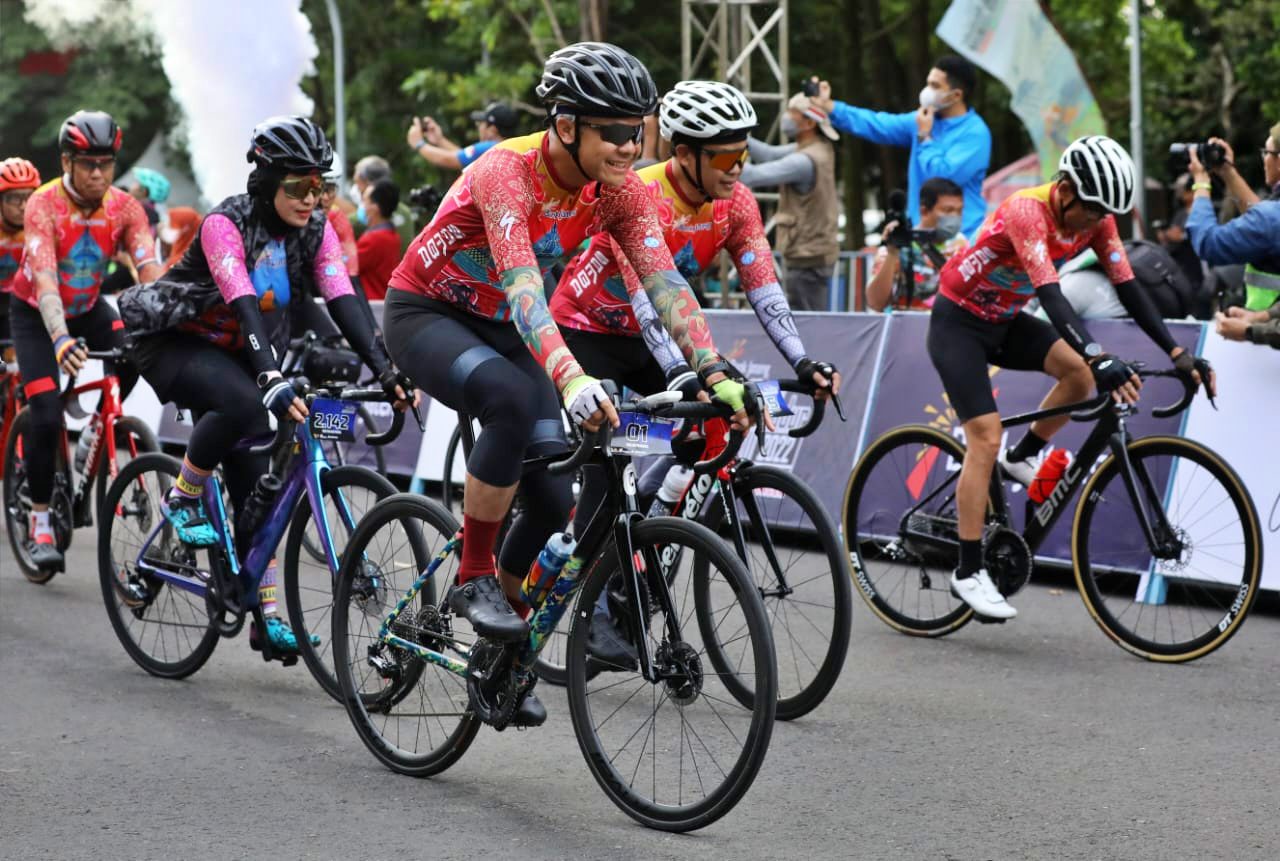 Ganjar Pranowo saat gowes bersepeda dalam ajang Tour De Borobudur
