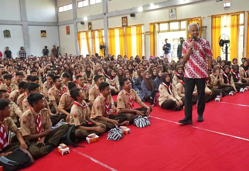 Ganjar saat disambut pelajar SMA SMK di Cilacap