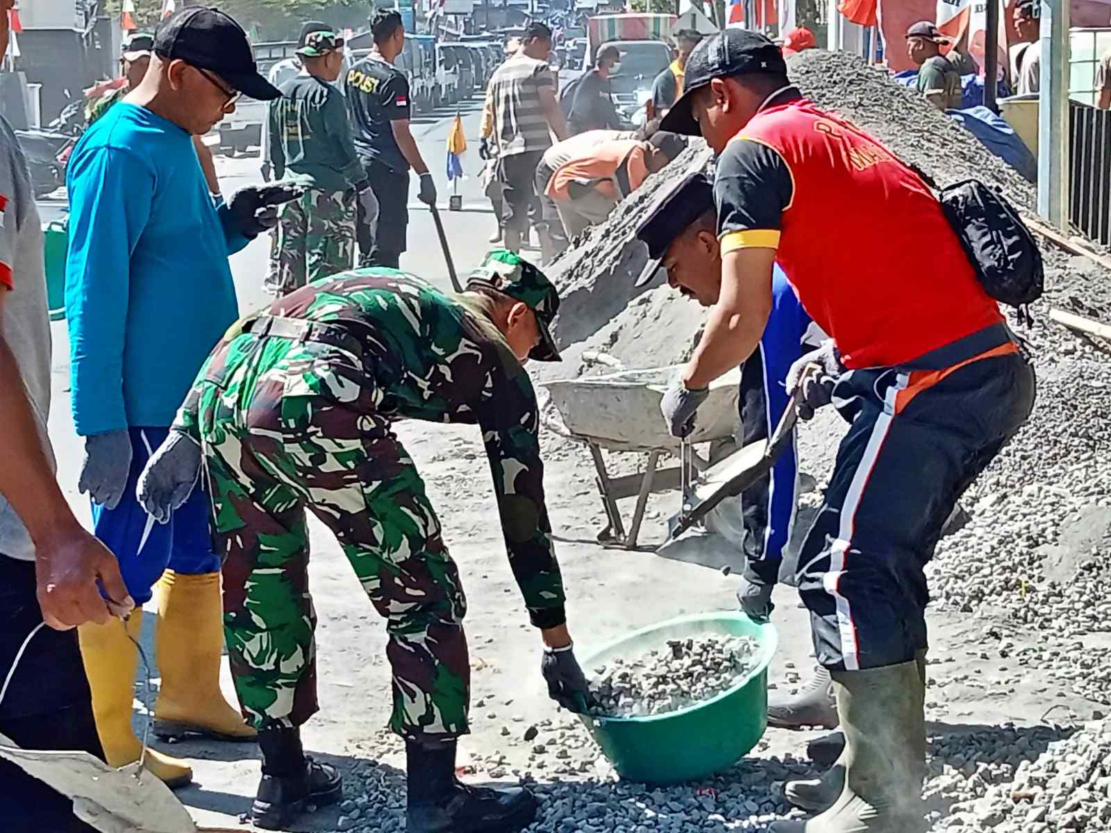 Gotong royong TNI Polri dan warga pengecoran Aula Polsek Ngablak Magelang