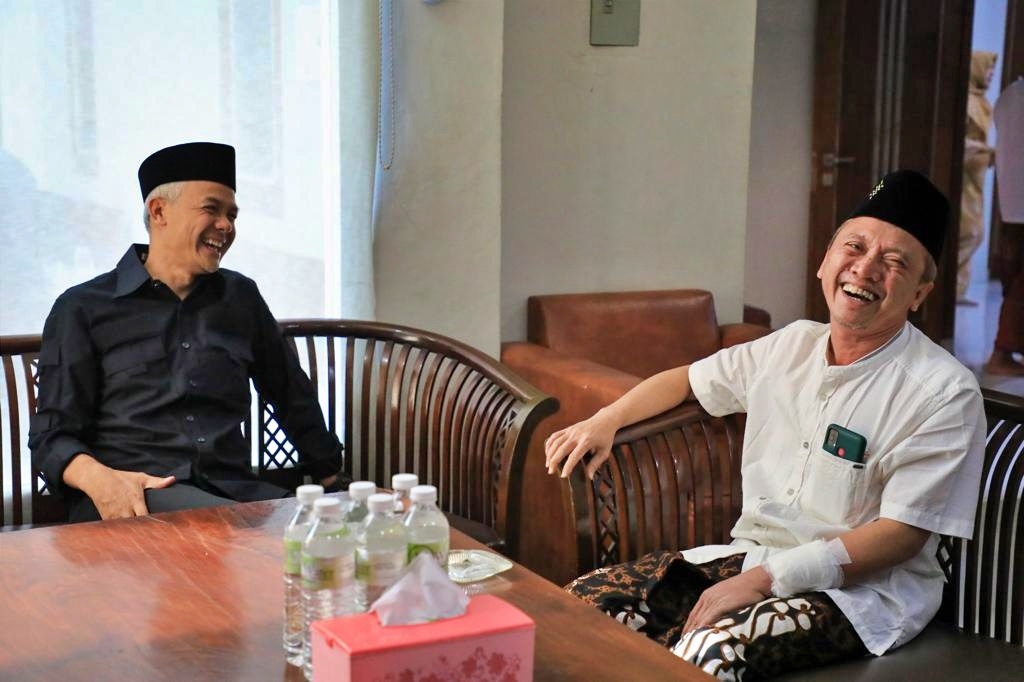 Gubernur Jawa Tengah Ganjar Pranowo silaturahmi ke kediaman KHR Chaidar Muhaimin Afandi atau akrab disapa Gus Endar, di Pondok Pesantren (Ponpes) Al-Munawwir, Krapyak, Yogyakarta