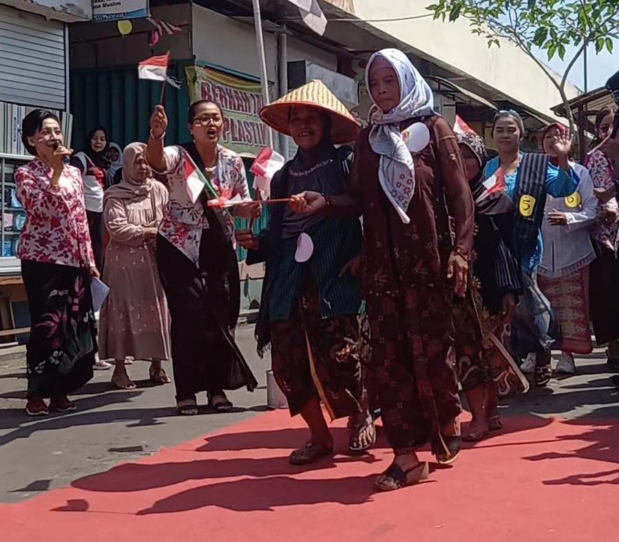 Buruh Gendong dan Pedagang Pasar Rejowinangun Kota Magelang Ikuti Fashion Show Kebaya