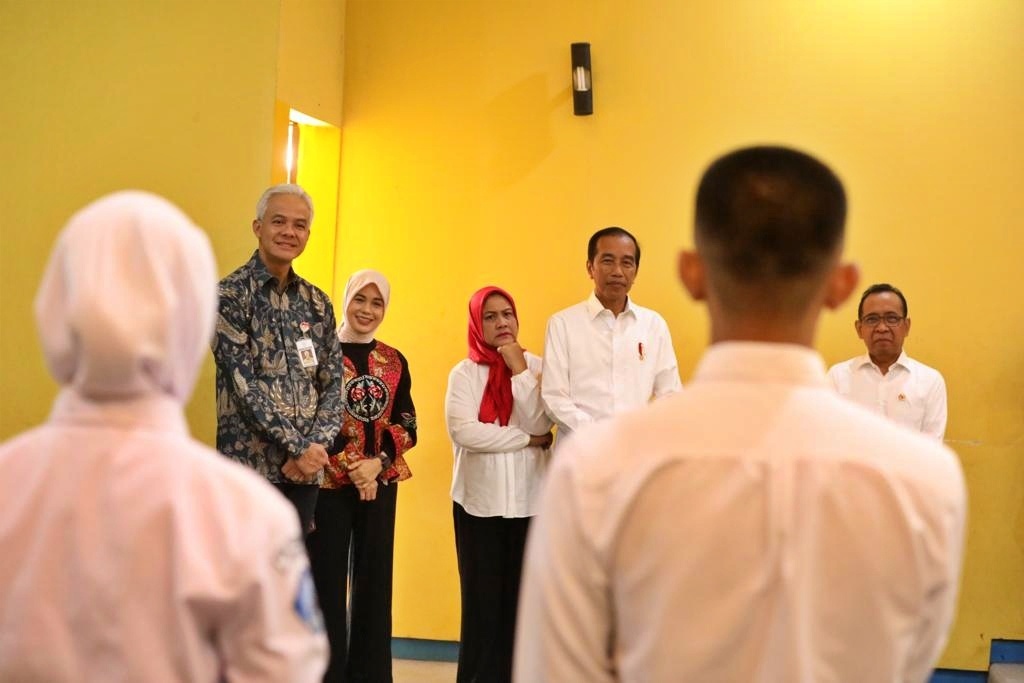 Jokowi didampingi Ganjar Pranowo di SMKN Jateng