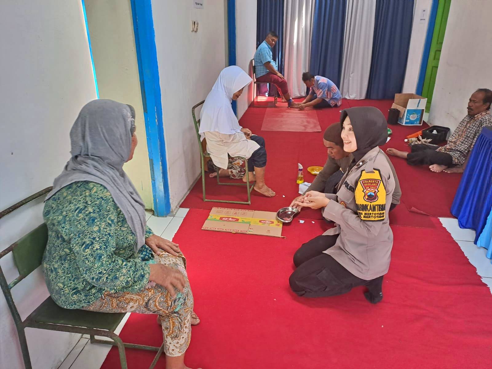 Jumat Sehat berupa pengobatan gratis bagi Jamaah Sedekah Subuh oleh Polsek Mertoyudan