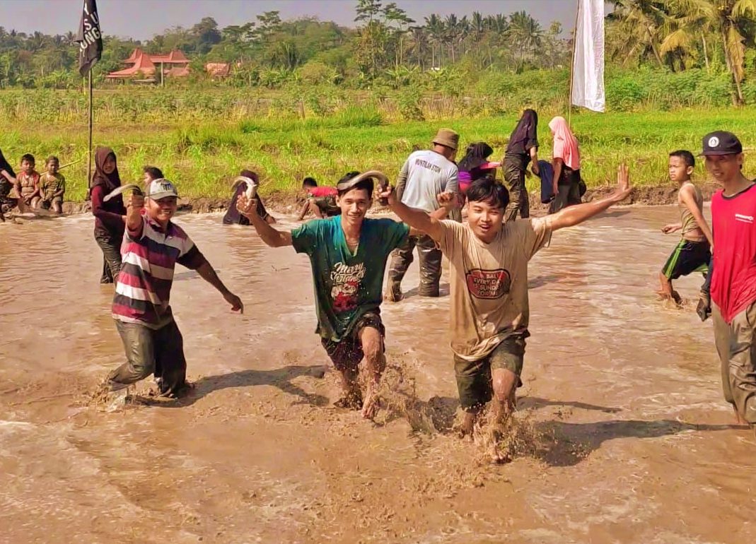 Keseruan Warga Ngablak Sembungan Keji Muntilan lomba tangkap lele HUT RI ke 78