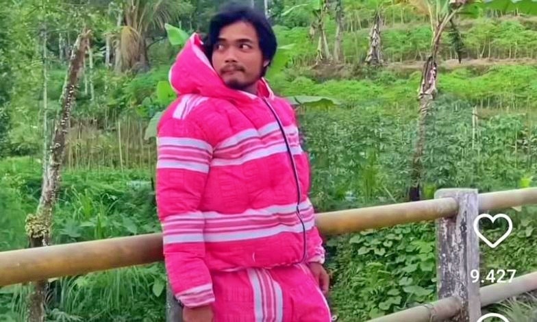 Kreator konten, Khoirul Anam memamerkan outfit kekinian yang terbuat dari pembungkus kasur kapuk lewat akun Instagramnya. (IG @anam_chenel).
