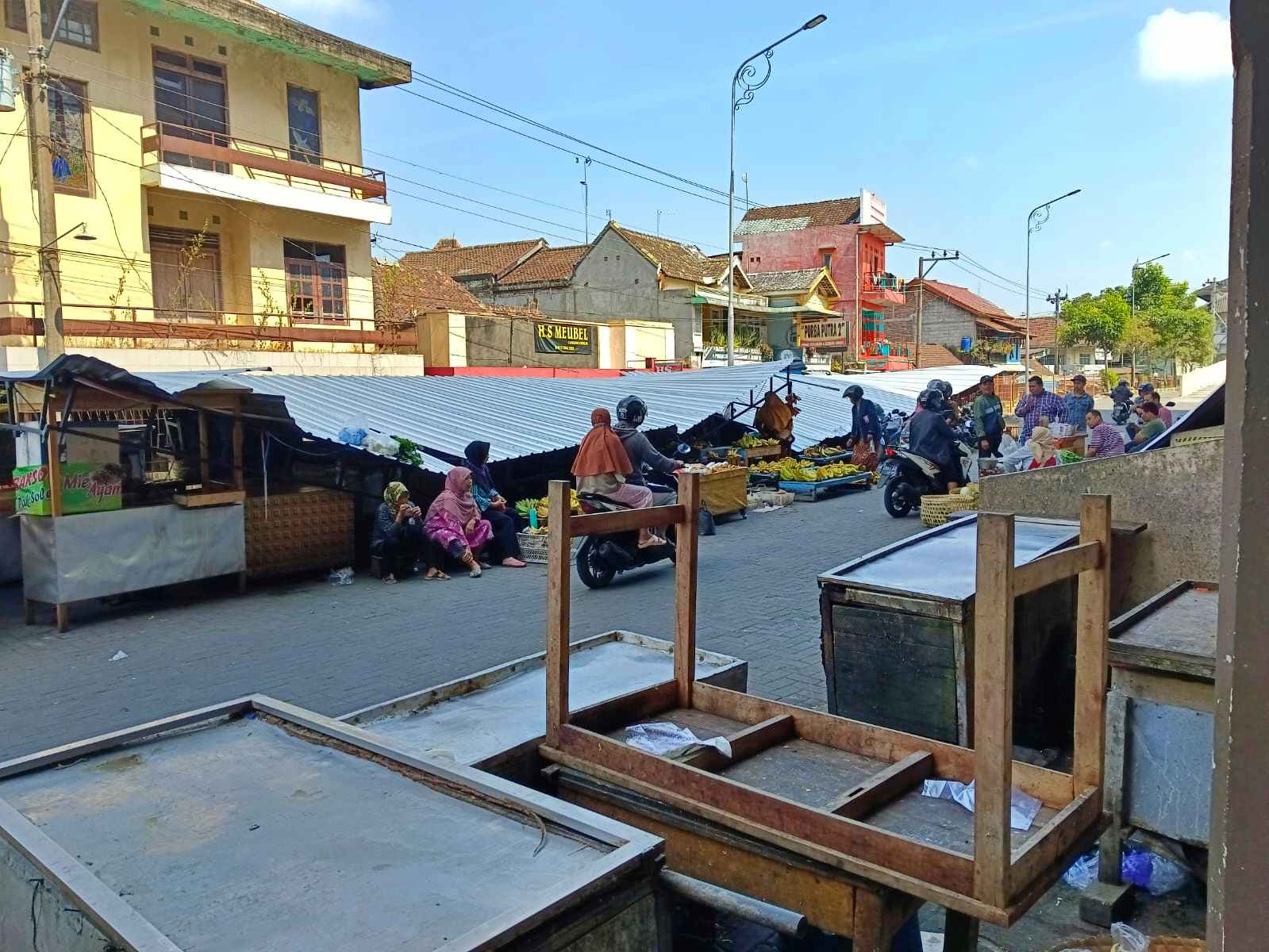 Lapak Pedagang di luar bangunan Pasar Muntilan