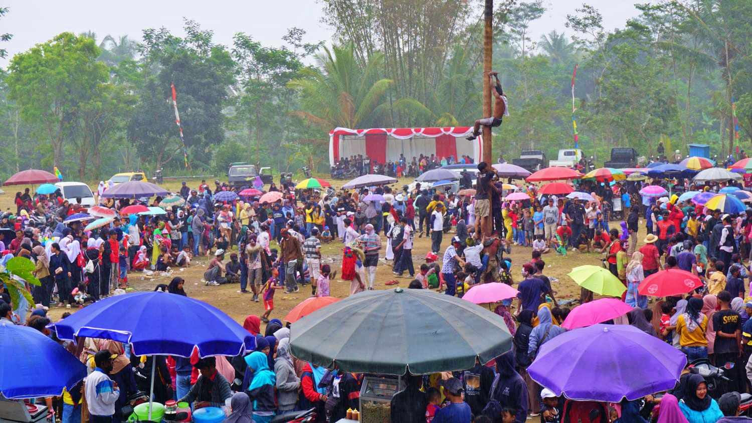 Lutungan Tradisi saat HUT RI di Srumbung Magelang