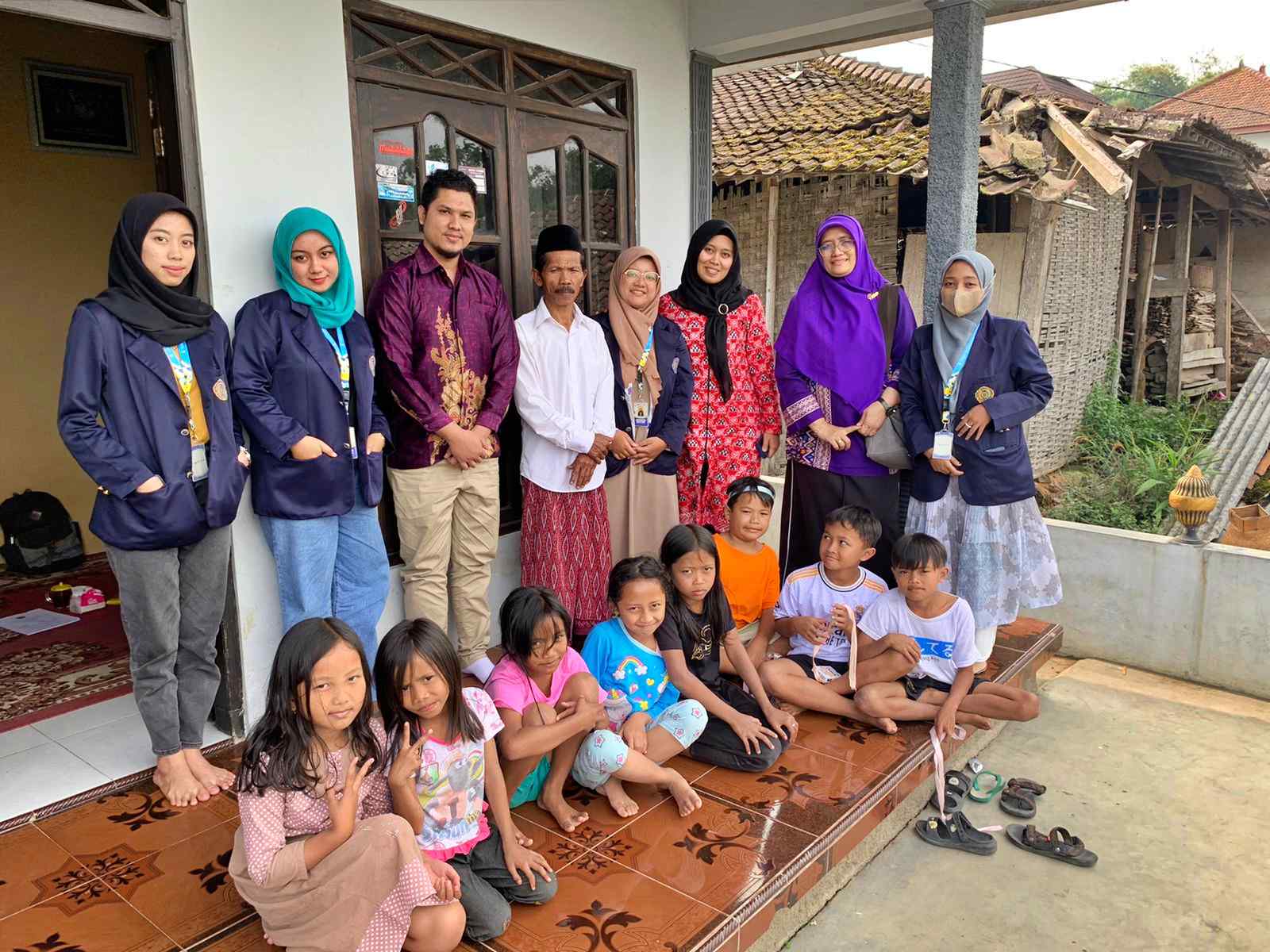 Mahasiswa UNIMMA saat PPMT di Desa Tanjungsari dampingi penggunaan Aplikasi Edukasi
