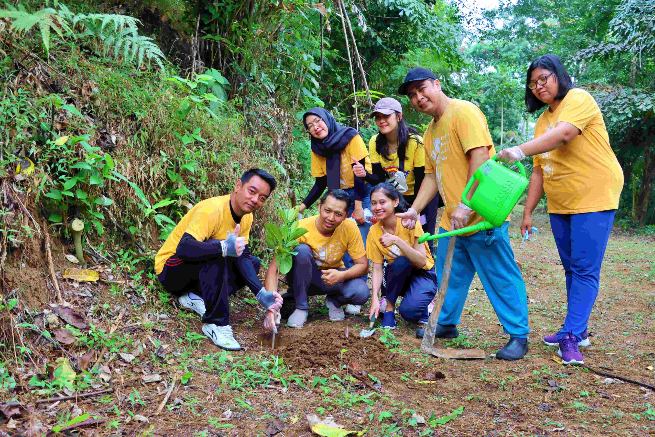 Para pegawai Grand Artos Hotel Magelang penghijauan di Gunung Tidar