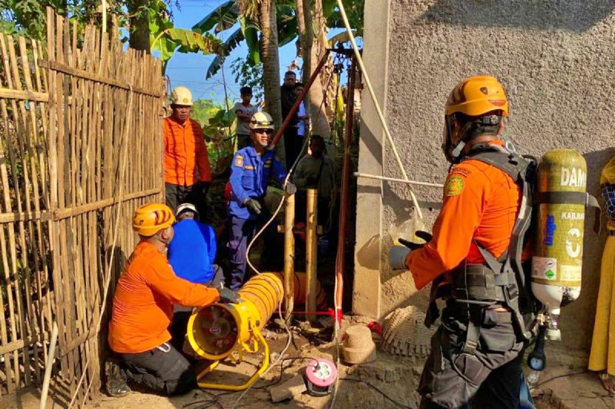 Petugas Basarnas saat mengevakuasi dua pekerja yang terjebak dalam Sumur di Magelang