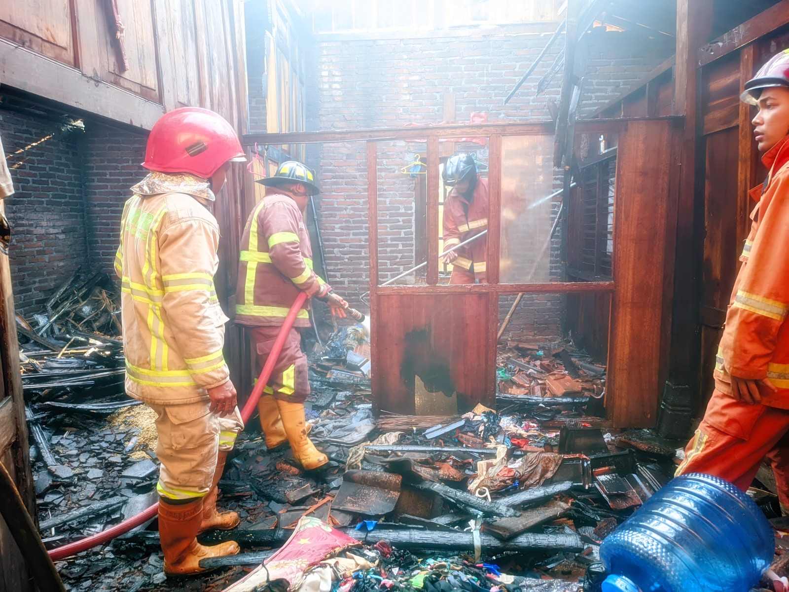 Petugas Damkar Kabupaten Magelang saat memadamkan kebakaran di rumah di Payakan Sawangan