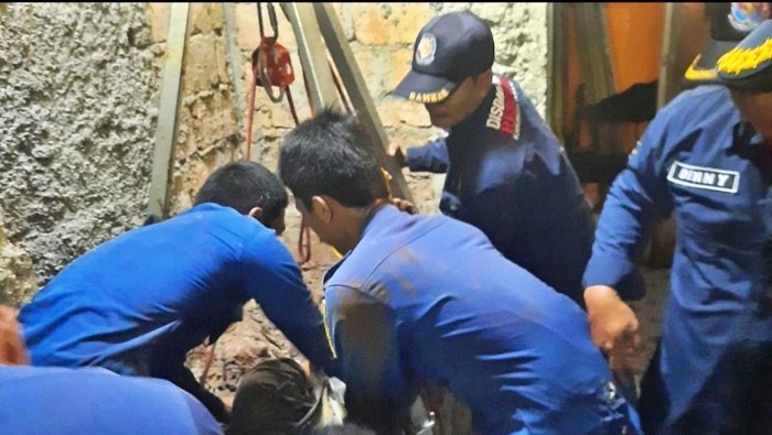Petugas Damkar saat evakuasi jenazah seorang istri dari dalam sumur_ foto istimewa