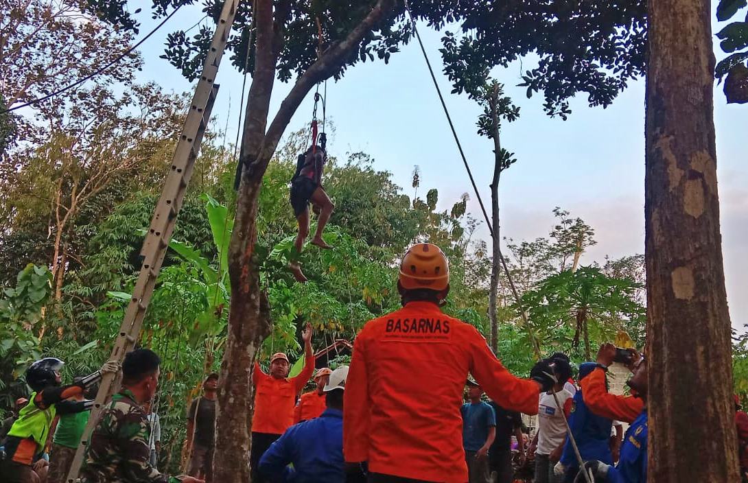 Petugas Gabungan evakuasi pria di Borobudur yang pingsan di atas pohon