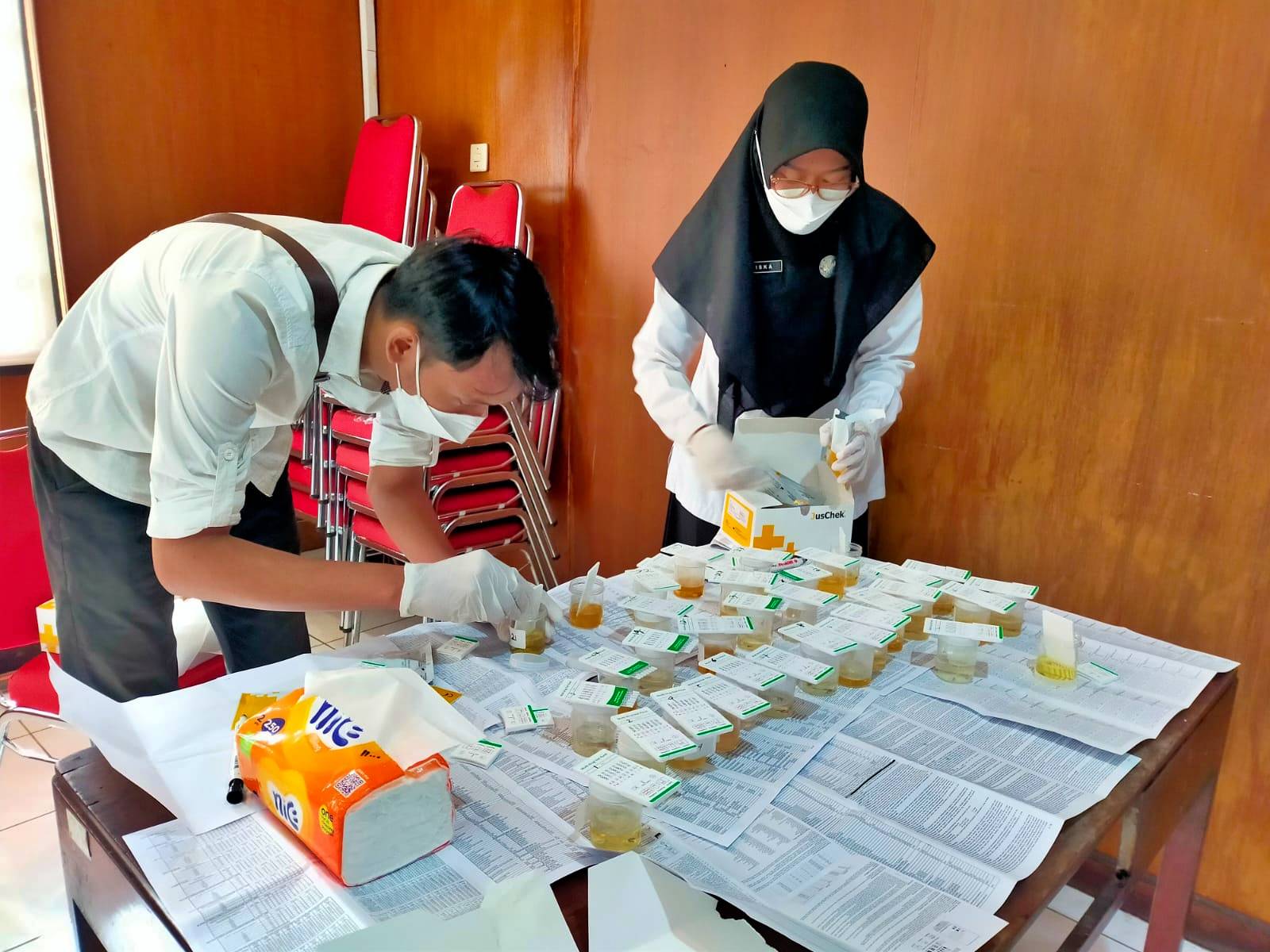 Petugas saat memeriksa urine ASN yang ikuti tes