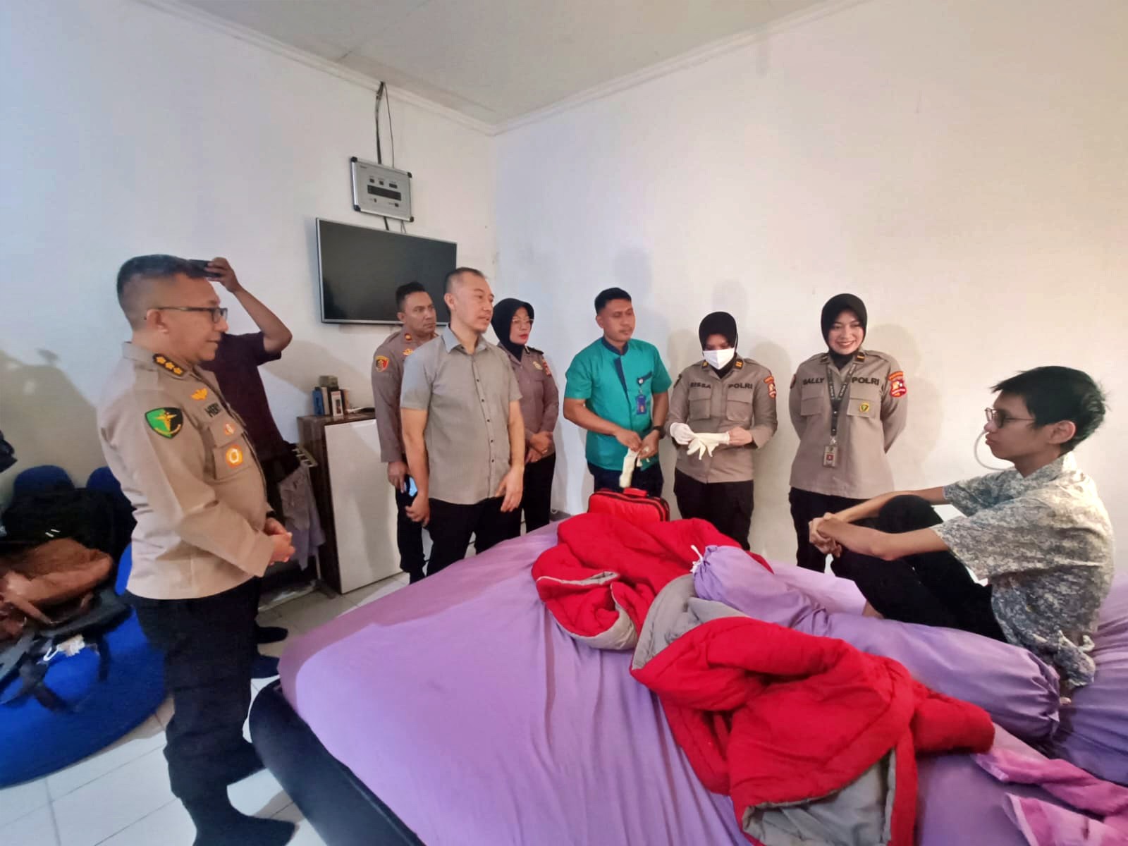 Polisi saat menjenguk korban kabel optik yang menjerat di leher