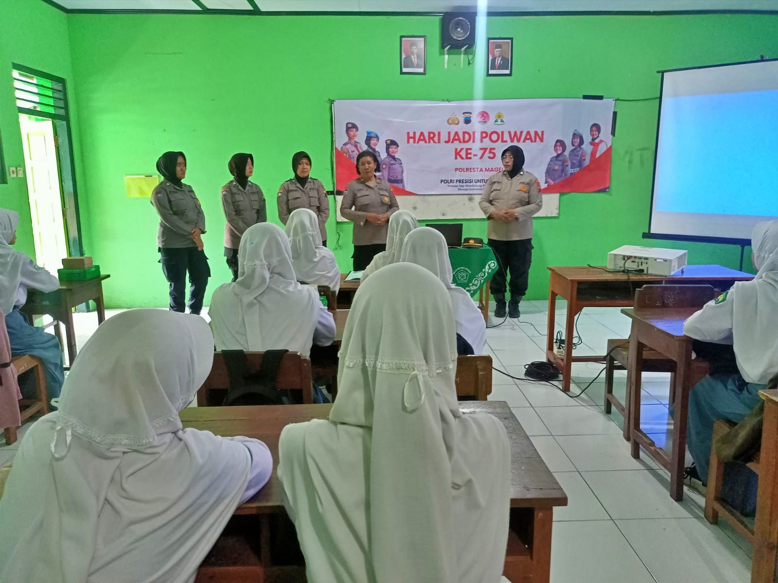 Polwan Polresta Magelang saat memberikan arahan di SMK Ma’arif Kota Mungkid