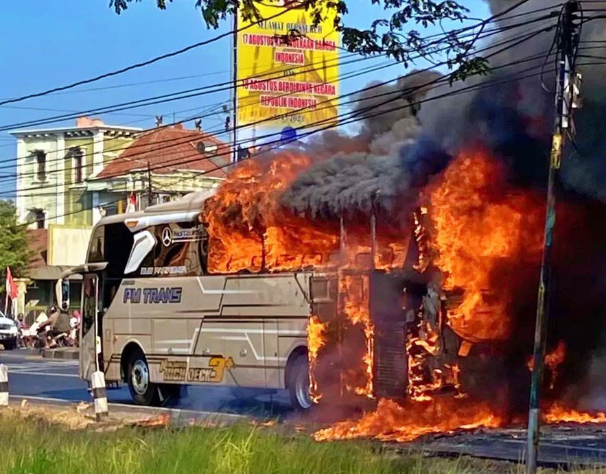 Sebuah bus terbakar di Jalan Solo Jogja