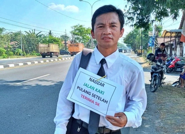 Seorang guru di Kabupaten Boyolali, Jawa Tengah, menunaikan nazar berjalan kaki dari sekolah ke rumah usai menerima SK pengangkatan P3K