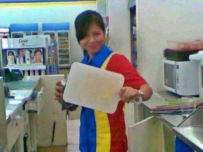 Sosok Kia saat masih bekerja di minimarket indomaret. Foto Instagram Kia Raya.