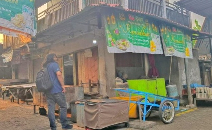 TKP pengeroyokan kuli bangunan karena dituding senggol payudara pedagang cucur