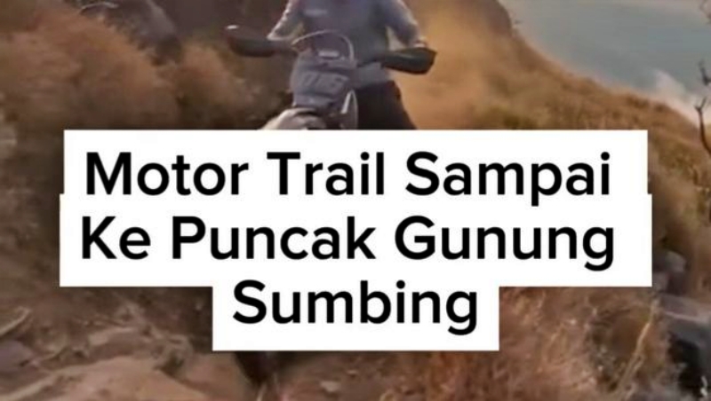Viral video rombongan pemotor trail naik puncak Gunung Sumbing. Foto diunggah pada Rabu 16_8_2023_foto Tangkapan layar akun medsos