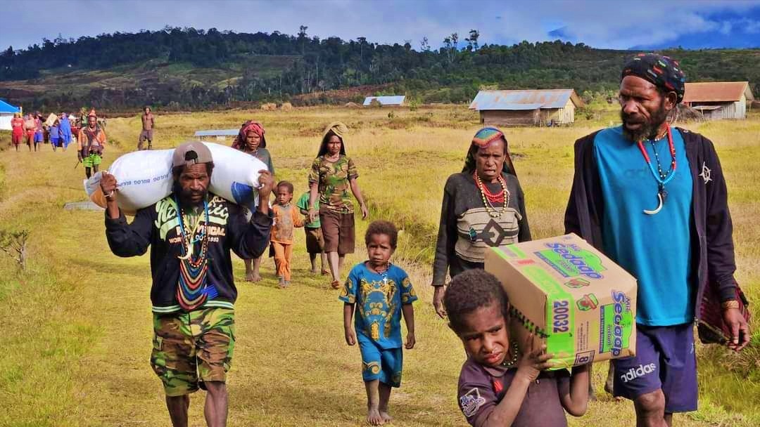 Warga Papua terdampak kekeringan menerima bantuan dari Kapolri